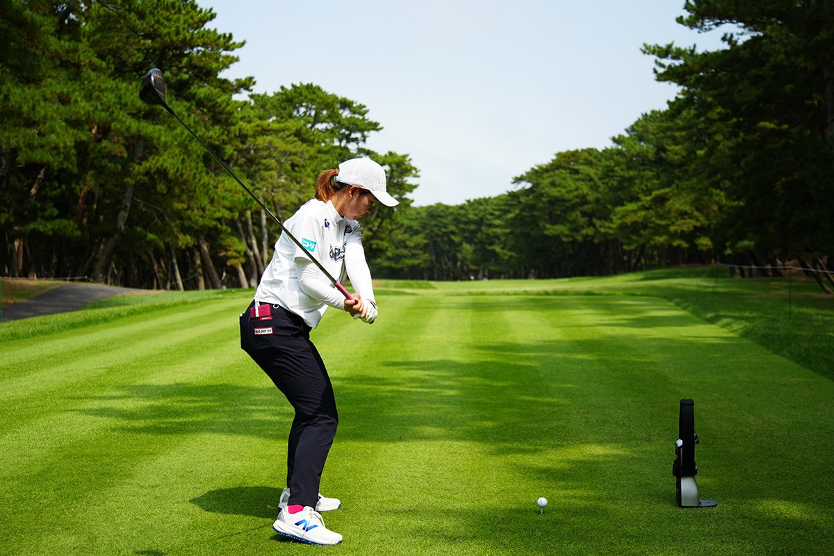 フェアウェイバンカーからの特打ち「早く陸に上がりたかった(笑)」スイングセルフ解説／櫻井心那 前傾は保ったままクラブがオンライン上に下りる