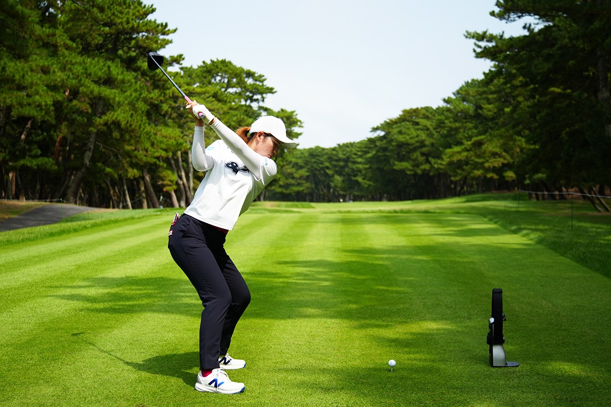 フェアウェイバンカーからの特打ち「早く陸に上がりたかった(笑)」スイングセルフ解説／櫻井心那 