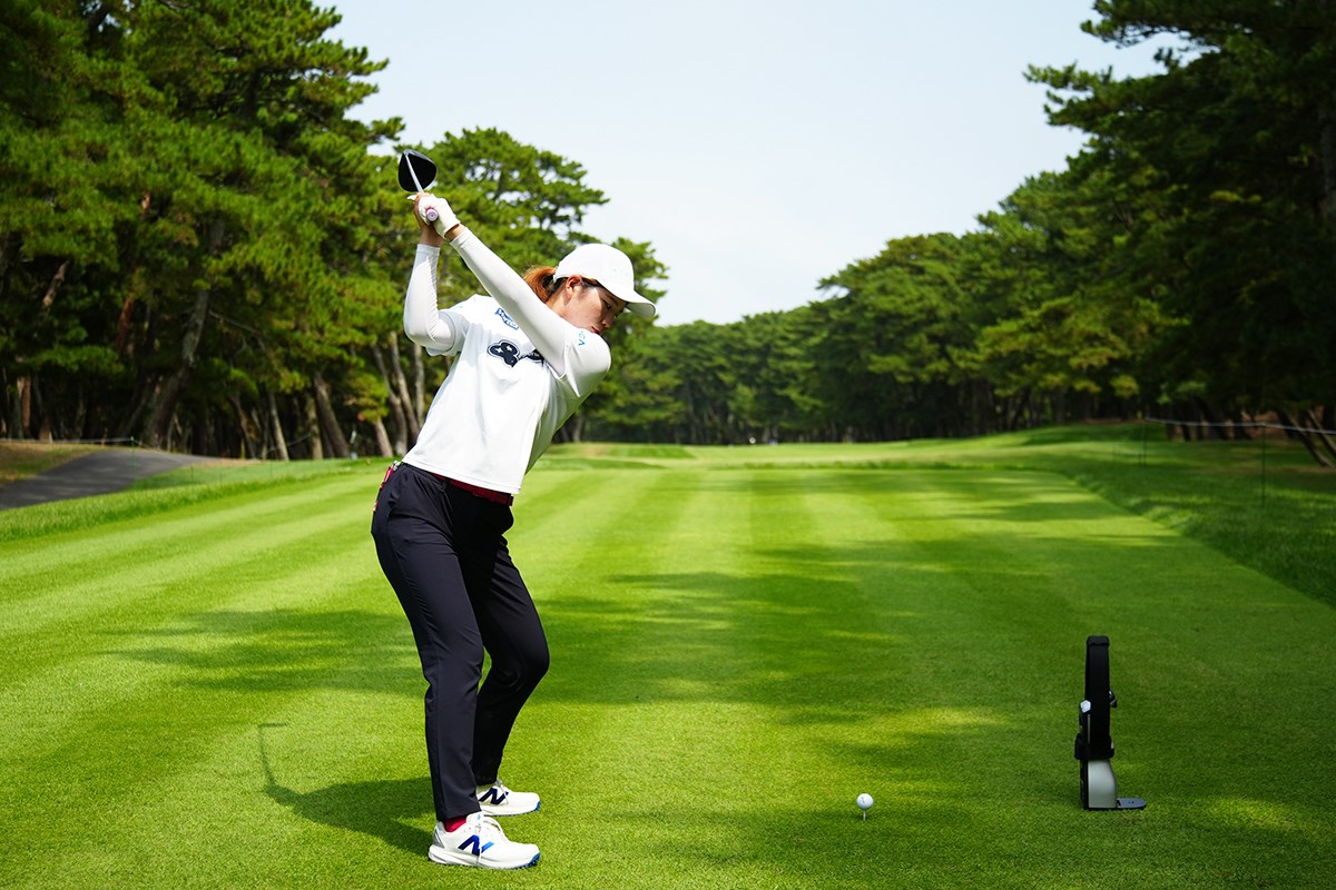 フェアウェイバンカーからの特打ち「早く陸に上がりたかった(笑)」スイングセルフ解説／櫻井心那 右わきが締まってバランスのいいトップ