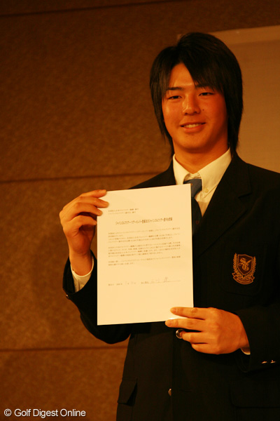 2008年1月10日、16歳のプロ宣言は当時最年少だった