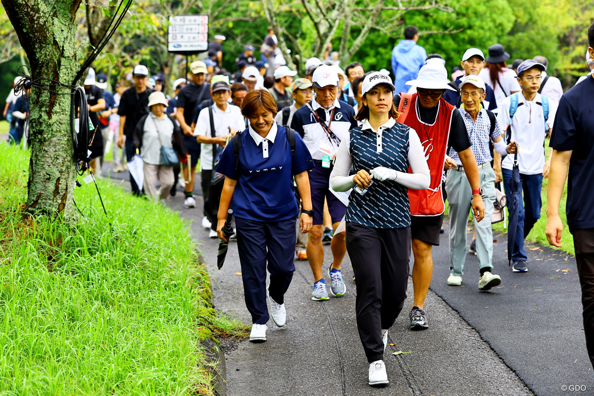 大勢のギャラリーを引き連れる 2025年 住友生命Vitalityレディス 東海クラシック 2日目 森田理香子