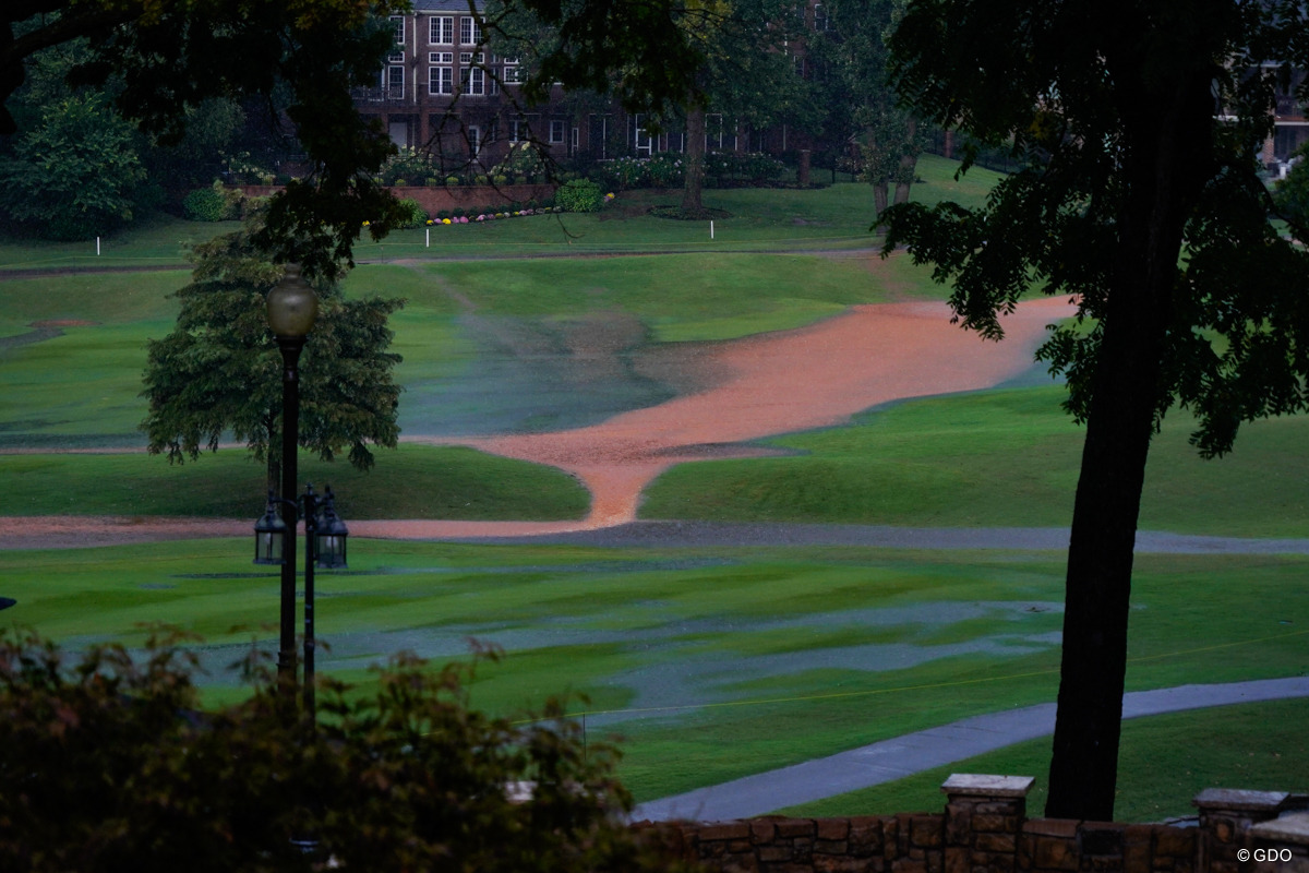 悪天候でサスペンデッドとなったコースには“川”ができていた