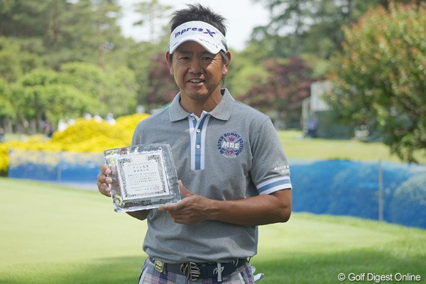 2011年 ダイヤモンドカップゴルフ 事前 藤田寛之 GDOファン大賞を受賞した藤田寛之は記念の盾を手に笑顔