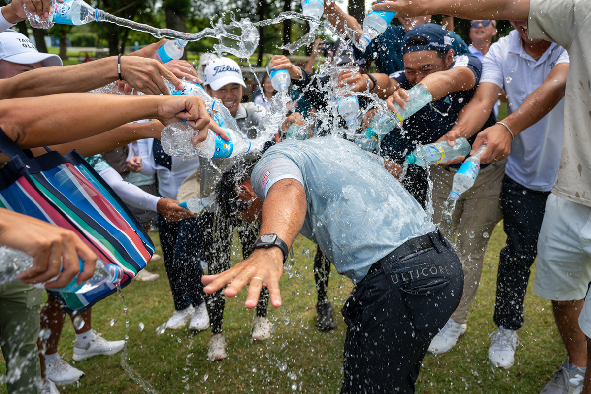 歓喜のウォーターシャワー（提供：アジアンツアー）