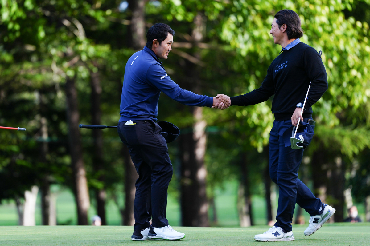 金谷拓実（左）は石川遼に競り勝ち8勝目(C)JGTOimages