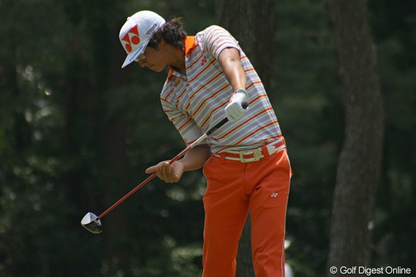 2011年 ダイヤモンドカップゴルフ 事前 石川遼 プロアマ戦に新しいタイプのキャップ姿で出場した石川遼。スイングチェックに余念がない