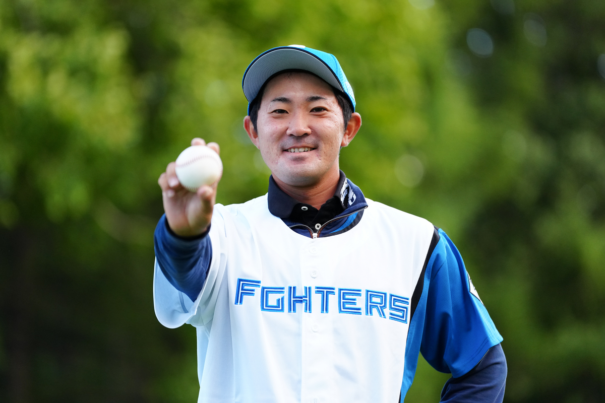 表彰式で日本ハムファイターズのユニフォームを身にまとう(C)JGTOimages