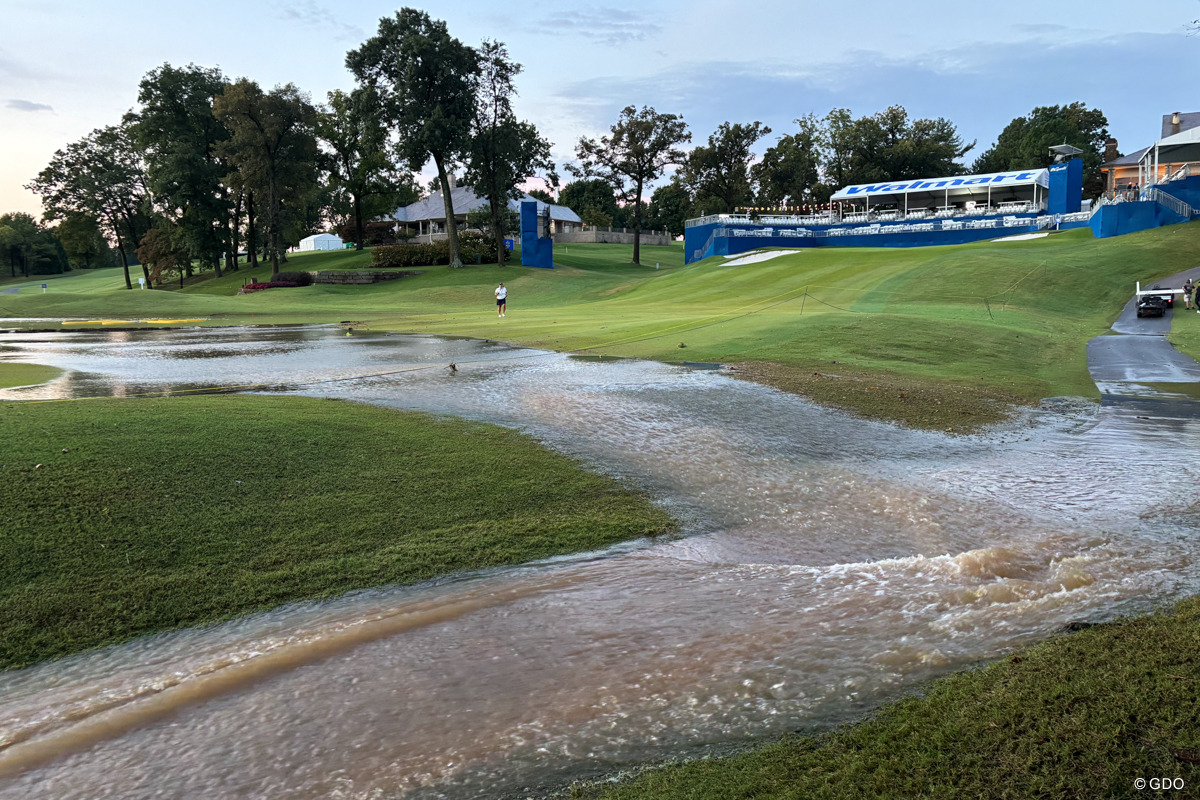 18番パー5のレイアップ地点に池の水があふれて“川”が出現