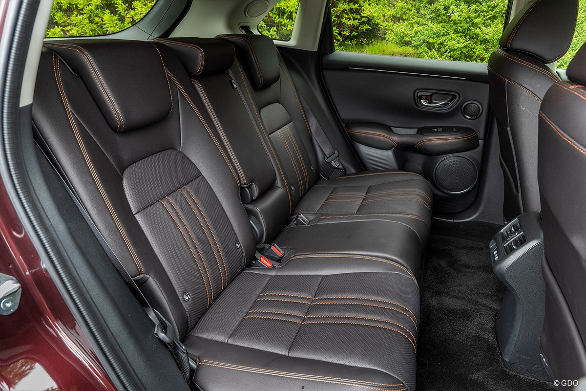 クルマはゴルフギアである 立派な立体縫製のリアシート