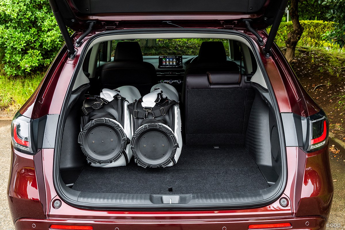 クルマはゴルフギアである 今回積んでみたツアー型だと2本目以降は後席を倒して積載。バッグによっては後席を倒さず積めそうだ