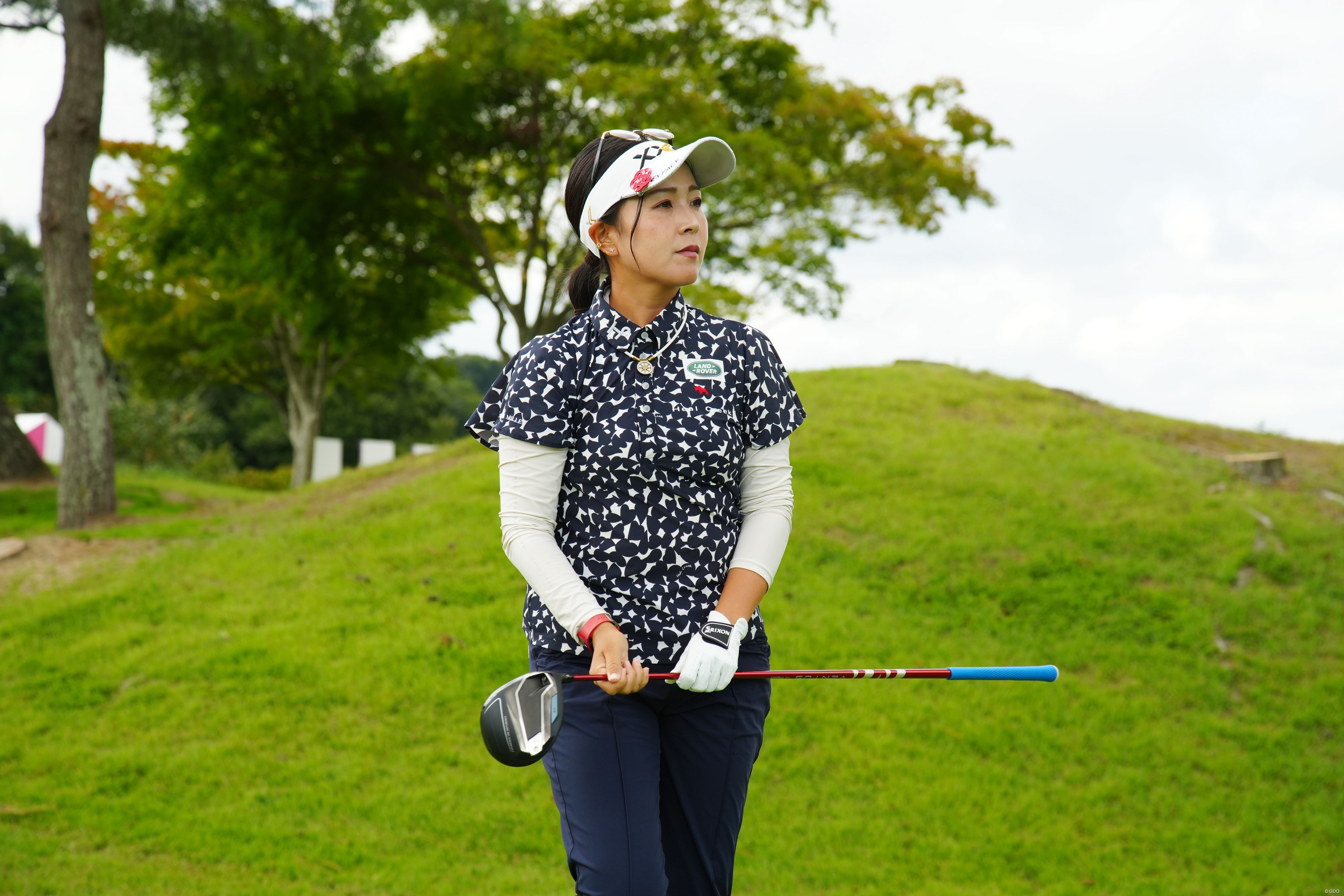 「ゼクシオプラス」を手に練習ラウンドに向かう青木瀬令奈