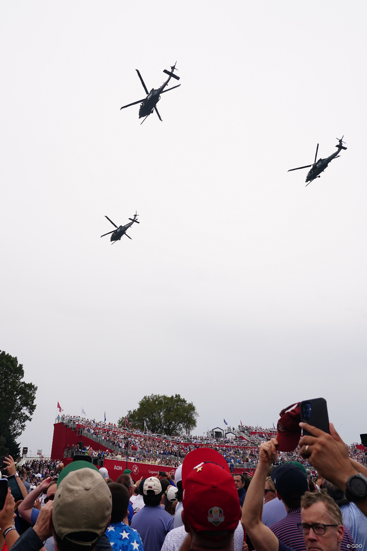 上空を飛ぶネイビーのヘリコプター