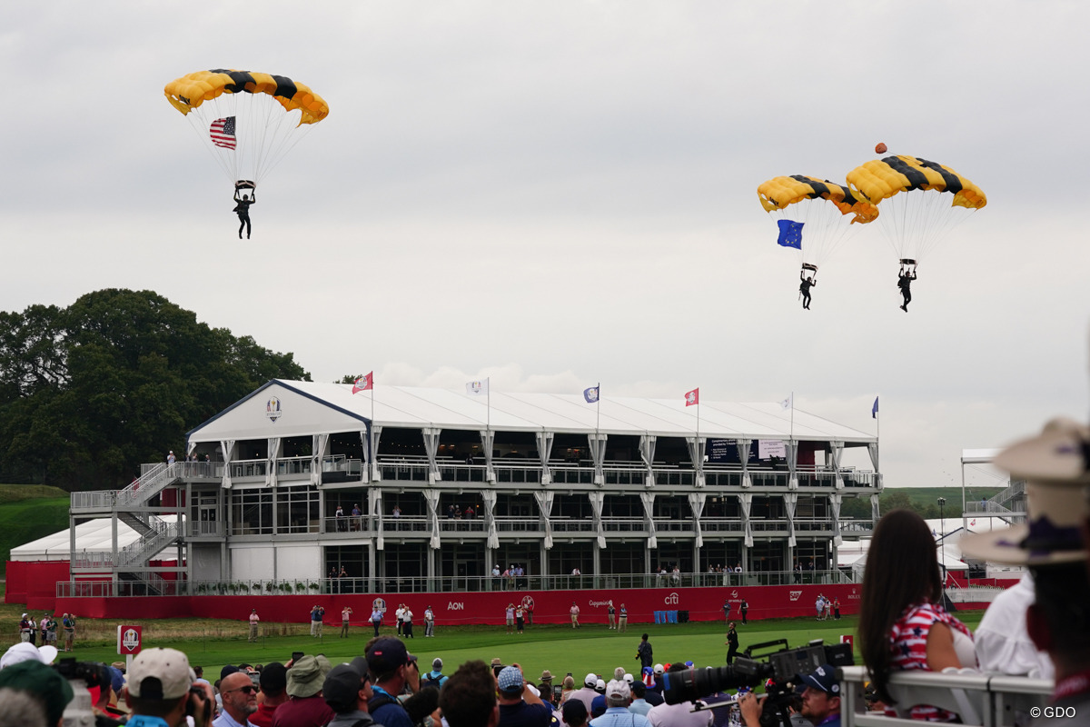 パラシュート部隊も降下して