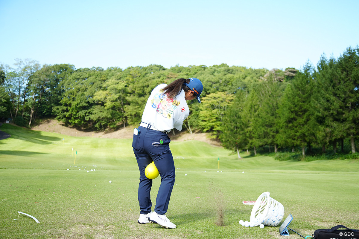 両足の空間を保ててショットも安定