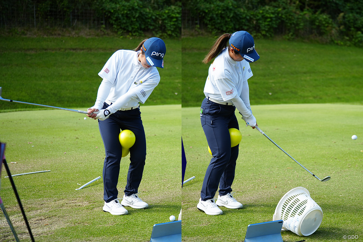 今シーズン使っているという練習器具を足に挟む