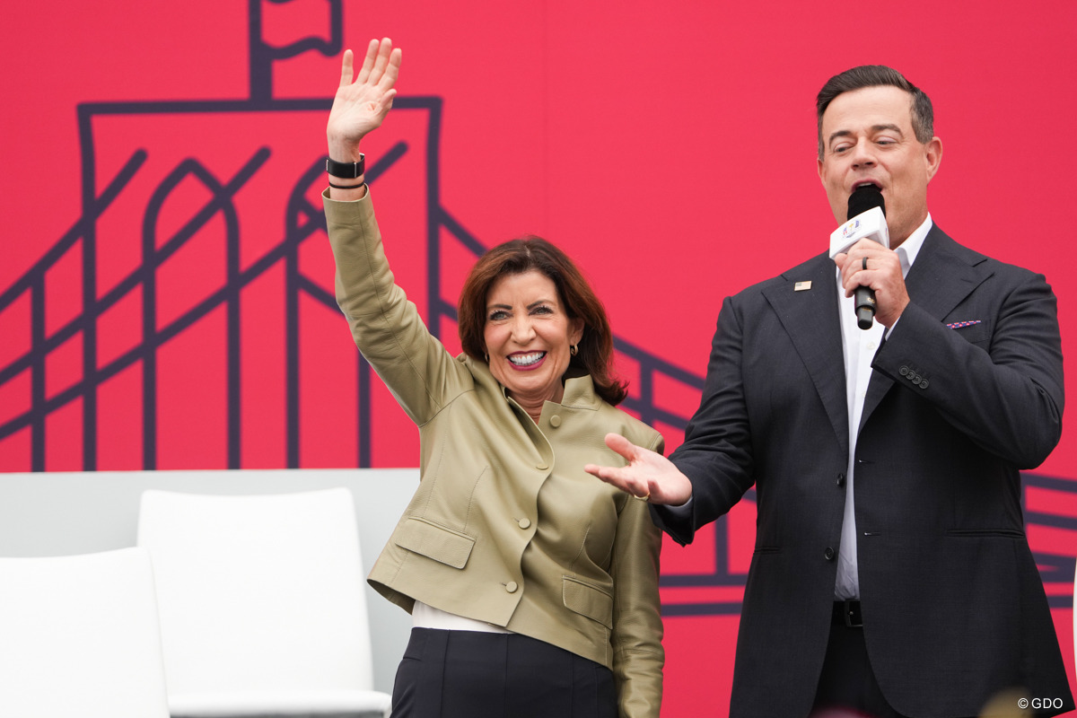 開会式に登壇したキャシー・ホウクル知事