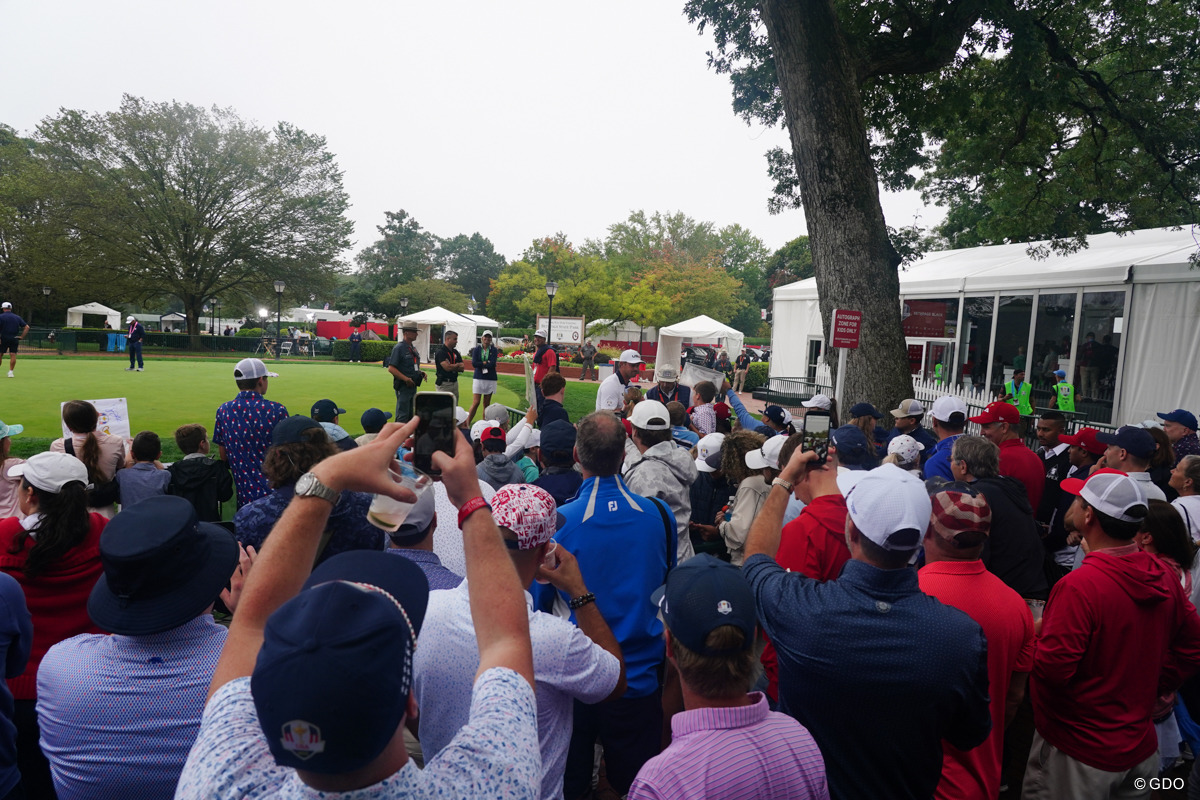 ブライソン・デシャンボーを囲むファン