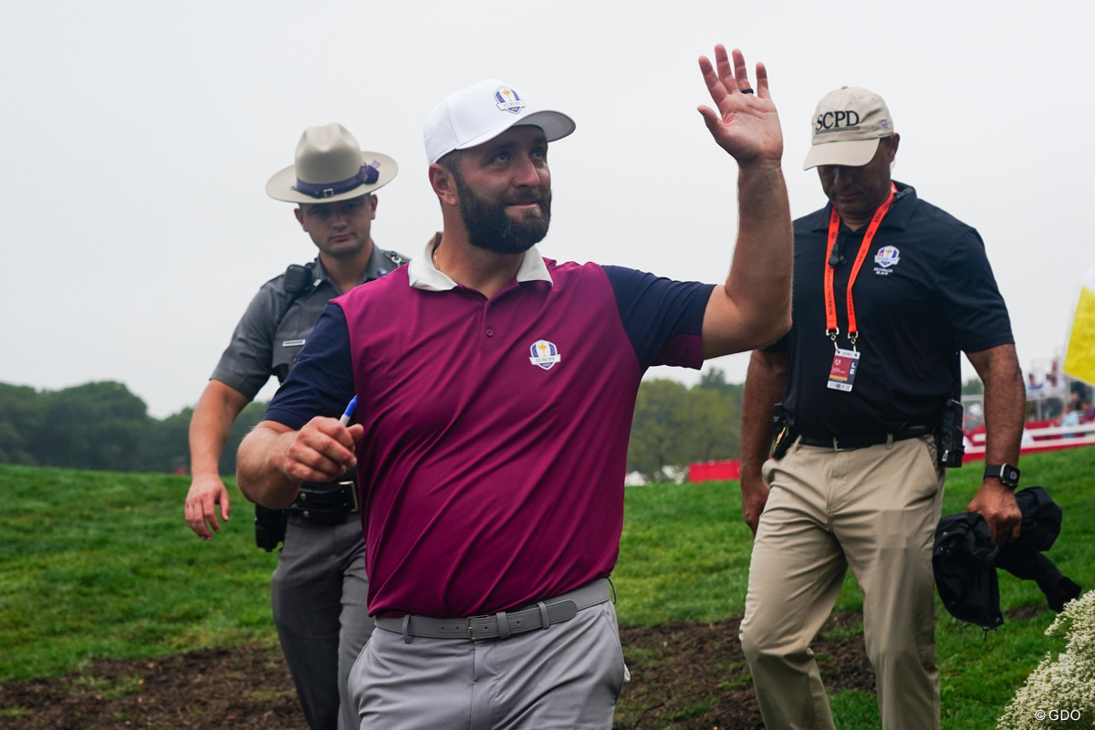 ジョン・ラームを囲む警察官