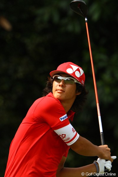 2011年 ダイヤモンドカップゴルフ 初日 石川遼 石川遼はドライバーでのティショットがブレて苦しんだが、首位とは4打差でスタート