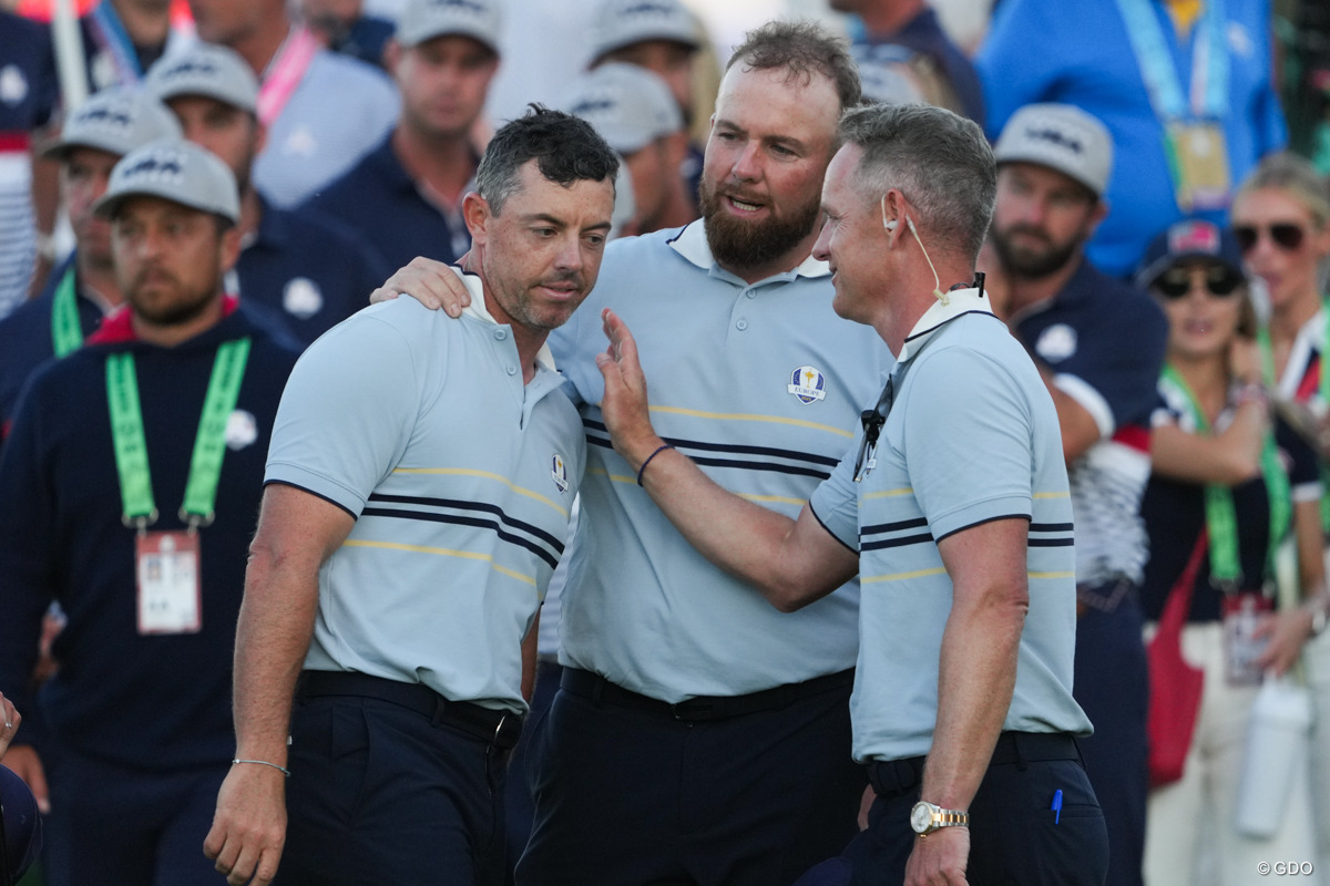 マキロイとローリーを労う欧州選抜のルーク・ドナルド主将