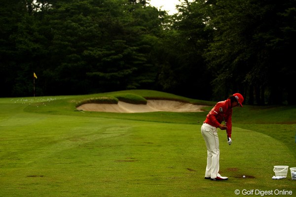 2011年 ダイヤモンドカップゴルフ 初日 石川遼 スタート前にアプローチ練習場で調整中です。