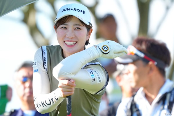 2025年 ミヤギテレビ杯ダンロップ女子オープン 2日目 蛭田みな美 ポーズ決まってるね。何かの撮影会ですか？