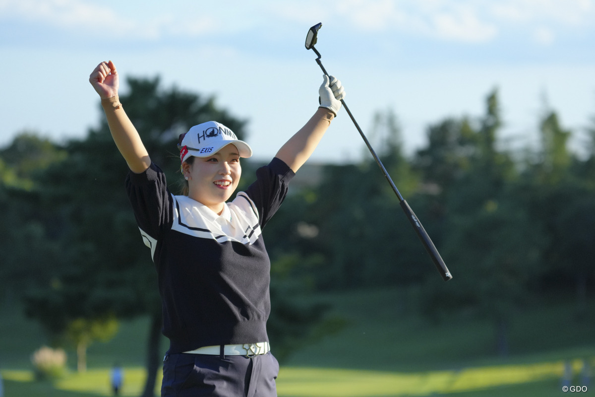 18番、バーディ締めにバンザイ！