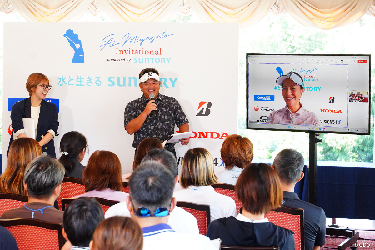 栃木県で行われた女子ジュニア大会。宮里藍（右）はリモート出演