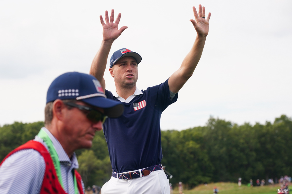 ジャスティン・トーマスも観客にこのポーズ