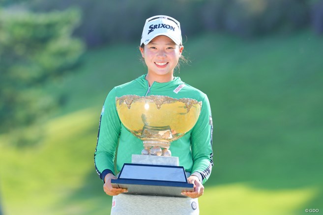 プロ2年目の20歳・菅楓華が涙のツアー初優勝 フィールドベスト「65」で大混戦を制す