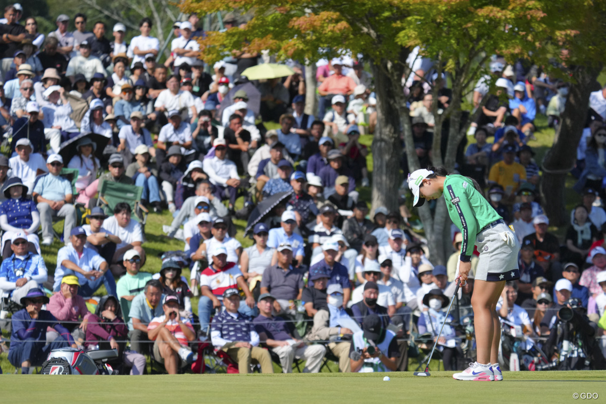 18番、大ギャラリーに見守られて慎重にバーディパットを沈めます。