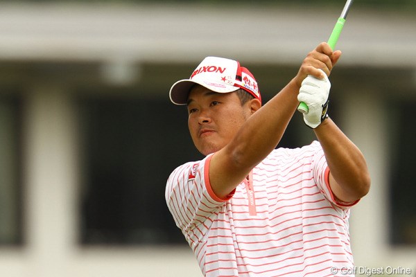 2011年 ダイヤモンドカップゴルフ 初日 小田孔明 今シーズン、ピンク色のウェアを着た時は、オーバーパーを叩いていないそうです。最終日までずっとピンク？？？