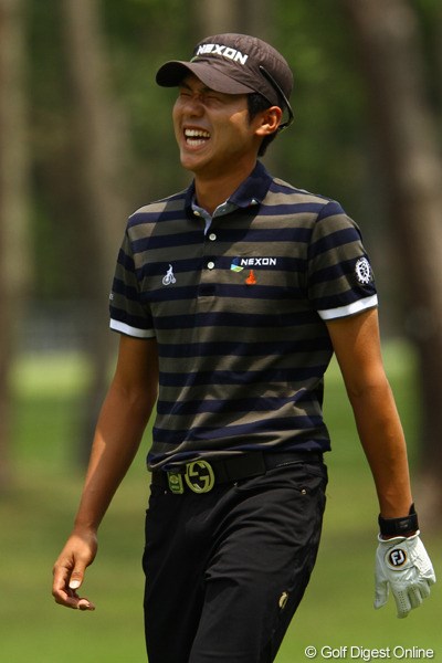 2011年 ダイヤモンドカップゴルフ 初日 金度勲 好スコアに笑顔も弾けちゃいますね。6アンダー首位タイです。