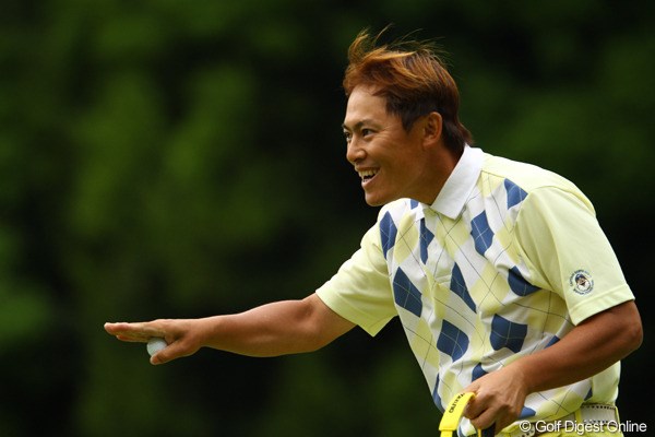 2011年 ダイヤモンドカップゴルフ 初日 上田諭尉 最終ホール、ナイスパーセーブで「ごっつぁんです」ポーズです。6アンダー首位タイ。
