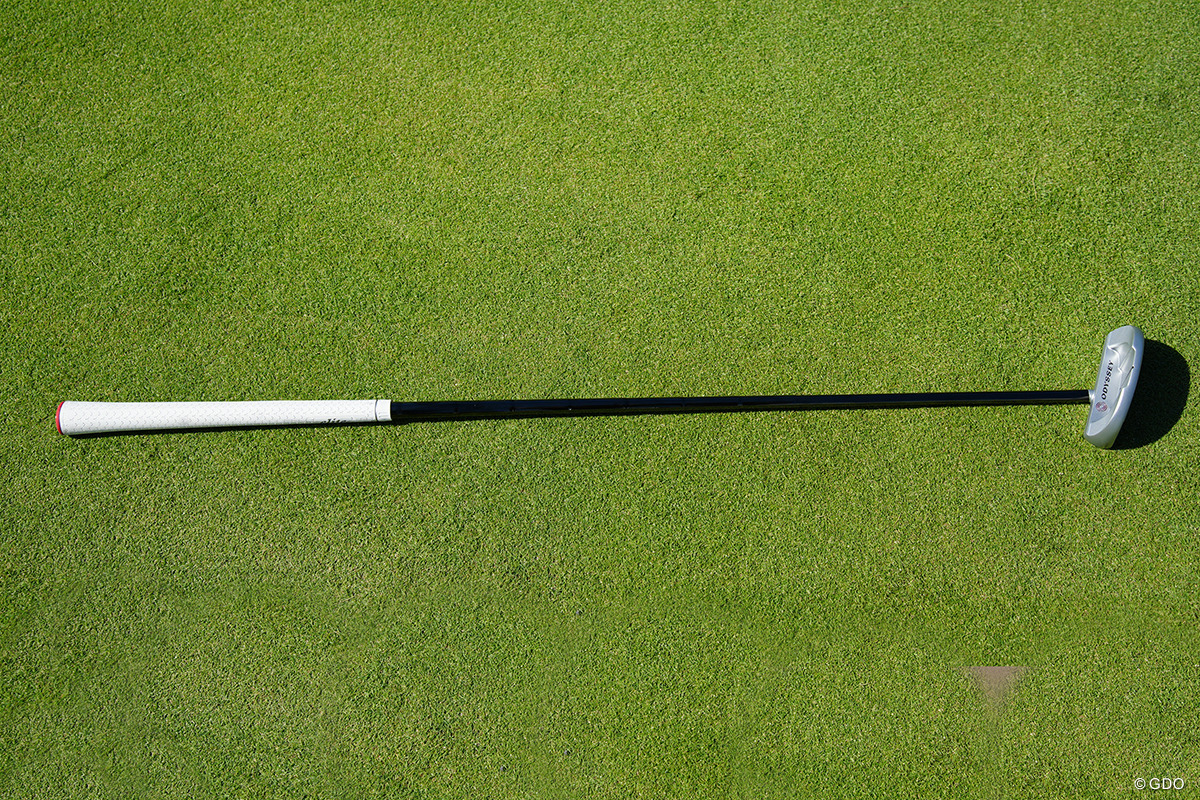 ショット用のグリップを挿す 2025年 バンテリン東海クラシック 事前 植竹勇太