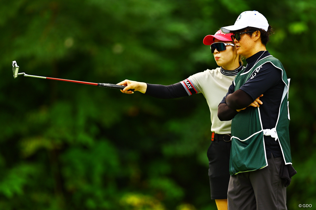 相談中 2025年 日本女子オープンゴルフ選手権 初日 鳴川愛里