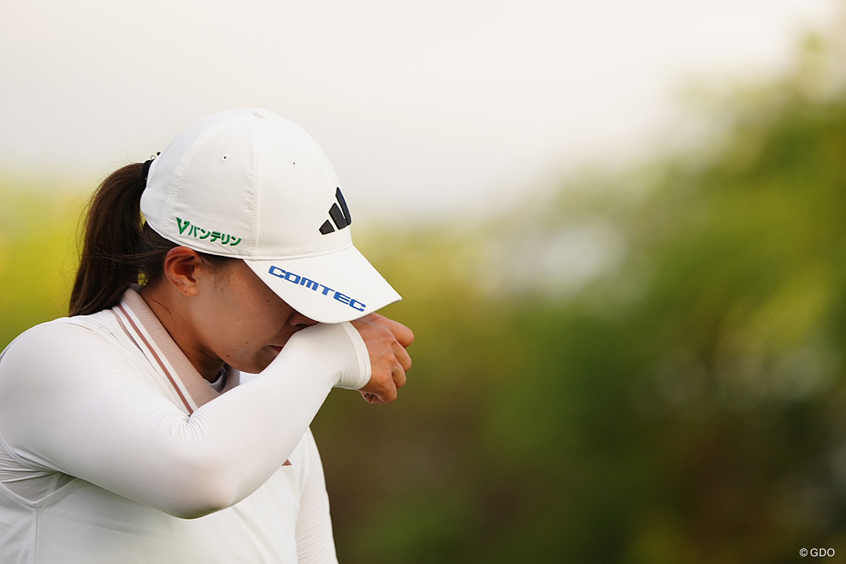 予選落ちに終わり涙を流す渋野日向子