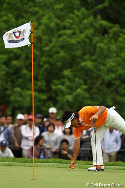 2011年 ダイヤモンドカップゴルフ 2日目 宮本勝昌 オレンジが好きな宮本さんの為に、ピンもオレンジにやっときましたよ