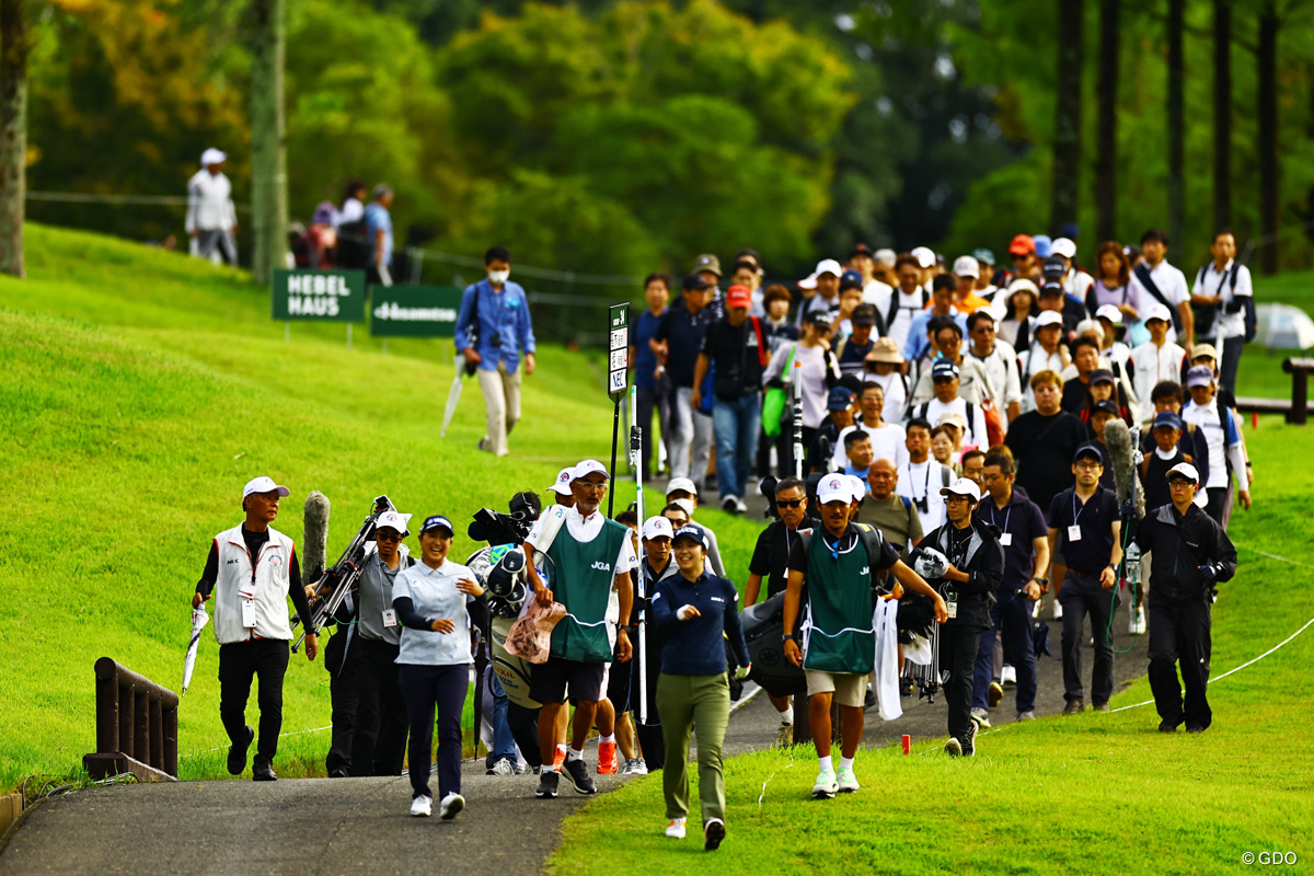 高校時代を過ごした兵庫でギャラリーを引き連れて