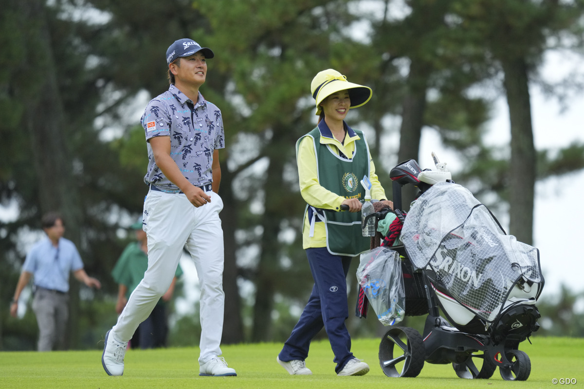 1打差の18番優勝争いの中でもキャディさんと笑顔で。 2025年 バンテリン東海クラシック 最終日 安森一貴