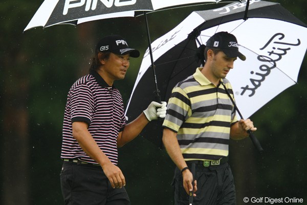 2011年 ダイヤモンドカップゴルフ 3日目 塚田好宣とネベン・ベーシック さすがは国際派の塚田さん。流暢な英語で会話してました。