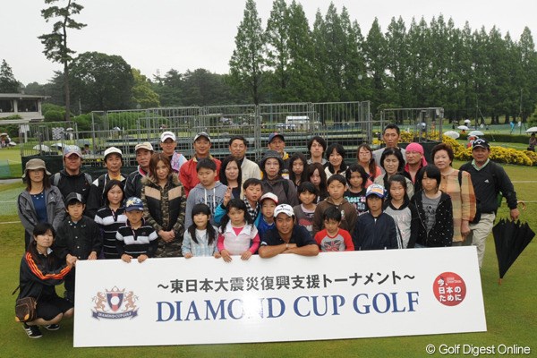 2011年 ダイヤモンドカップゴルフ 3日目 池田勇太 ホールアウト後の池田勇太は、大会に招待された被災地からのギャラリーと記念写真