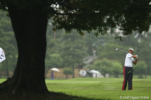2011年 ダイヤモンドカップゴルフ 3日目 富田雅哉 フェアウェイが狭く、左右に立ちはだかる2本の木が、9番ホールのティショットの難しさです。