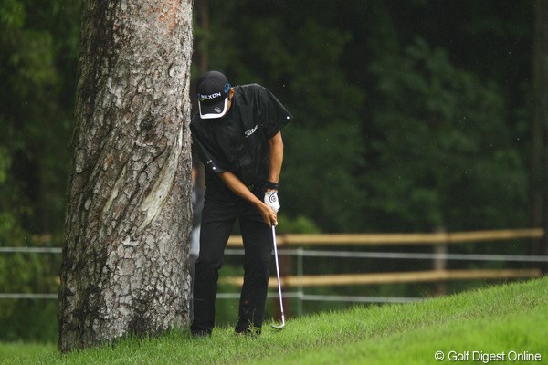 2011年 ダイヤモンドカップゴルフ 3日目 金度勲 9番セカンドショットを大きく左に曲げて木の根元。木に寄り掛かるようにして打ったサードショットは・・・空振り！