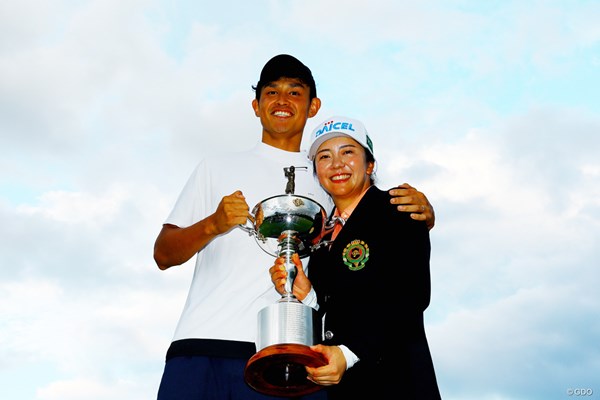 2025年 日本女子オープンゴルフ選手権 4日目 堀琴音 夫の高坂圭祐さんと約束の2ショット