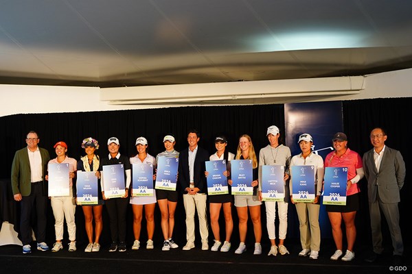 2025年 エプソンツアーチャンピオンシップ 最終日 原英莉花 年間レース1位から10位までの選手で記念撮影