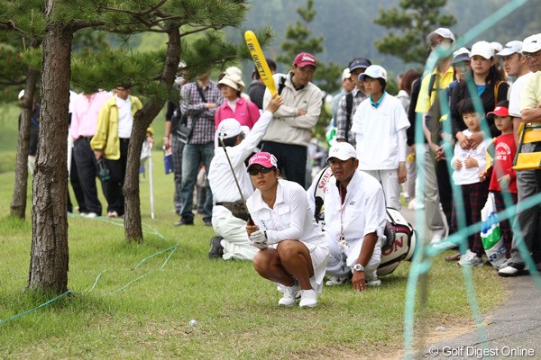 2011年 ヨネックスレディスゴルフトーナメント 2日目 藤本麻子 今日、誕生日なのに、こんな所から打つはめになるとは・・・。
