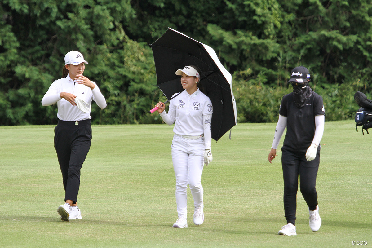 この日は吉田鈴（中央）、木下彩（右）と和気あいあいでラウンド