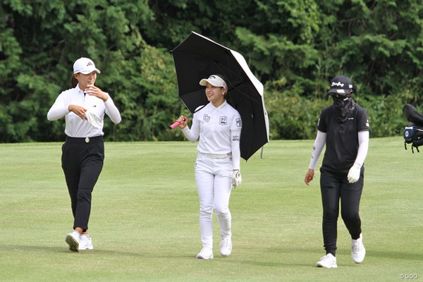 2025年 スタンレーレディスホンダゴルフトーナメント 事前 渋野日向子 吉田鈴 木下彩 この日は吉田鈴（中央）、木下彩（右）と和気あいあいでラウンド