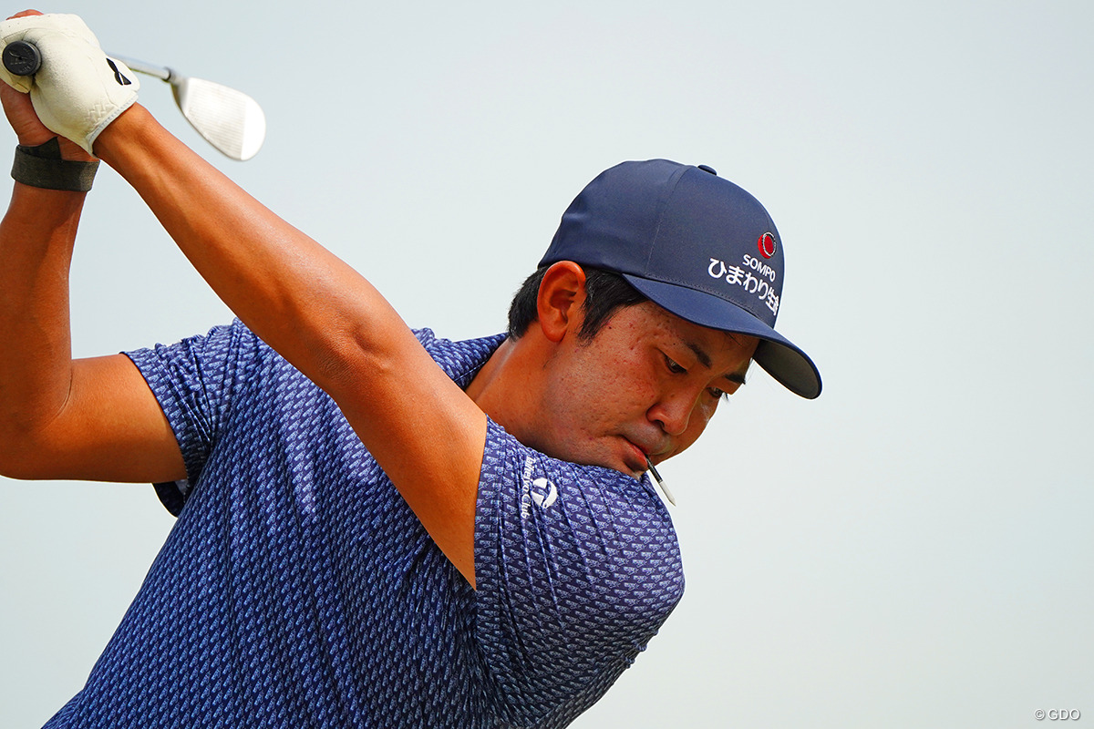 ティペグをくわえてショット練習。金谷拓実は開幕前日も必死の調整だった